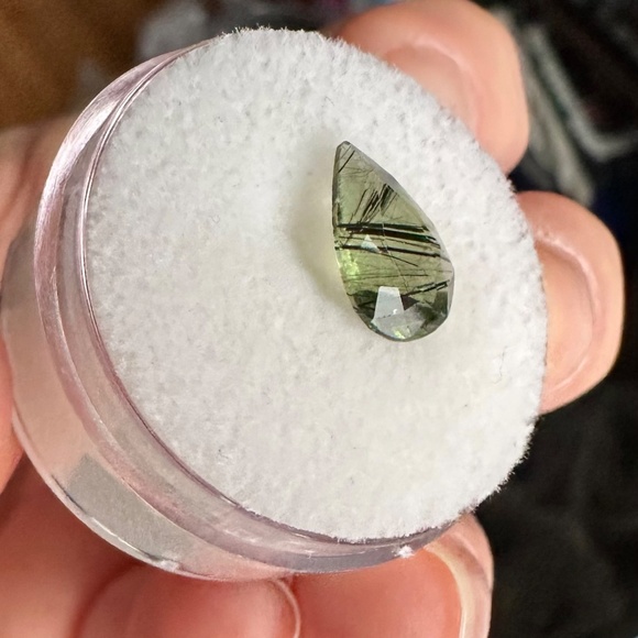 🔥 RARE PHENOMENON 2.15ct Rutilated Peridot Gemstone 🖤 Black Ludwigite Pear 💚 - Picture 4 of 4